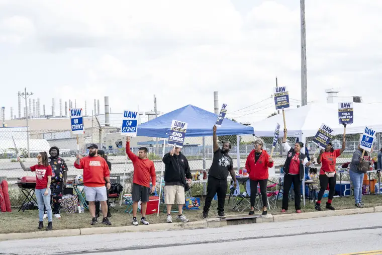 United Auto Workers members picket outside the Jeep Plant in Toledo, Ohio